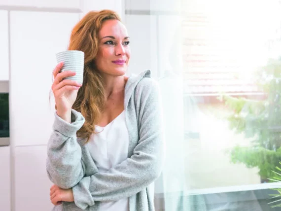 Z-CSY-Finest-indoor-air-comfort-woman-kitchen-window_Print_76438-1-e1646222327607