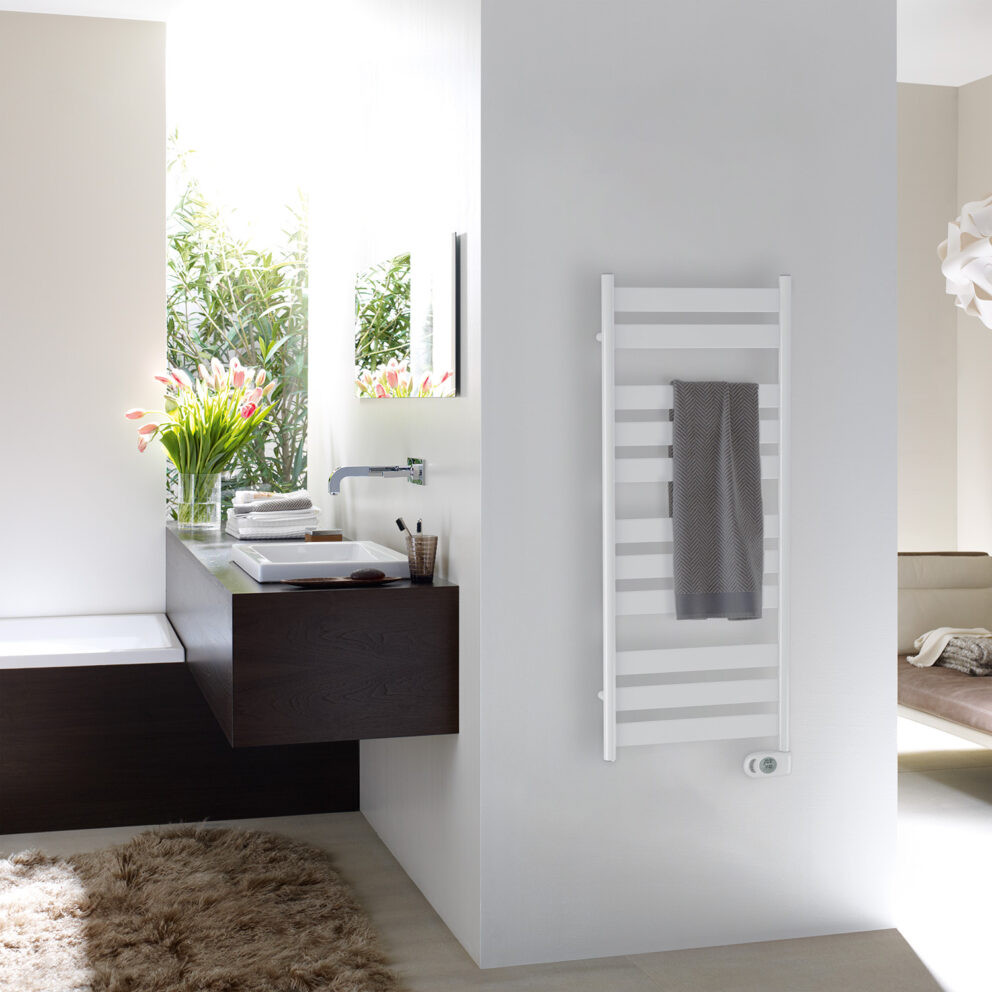 Zehnder_RAD_Zeta-EL_trafficWhite_millieu_bathroom